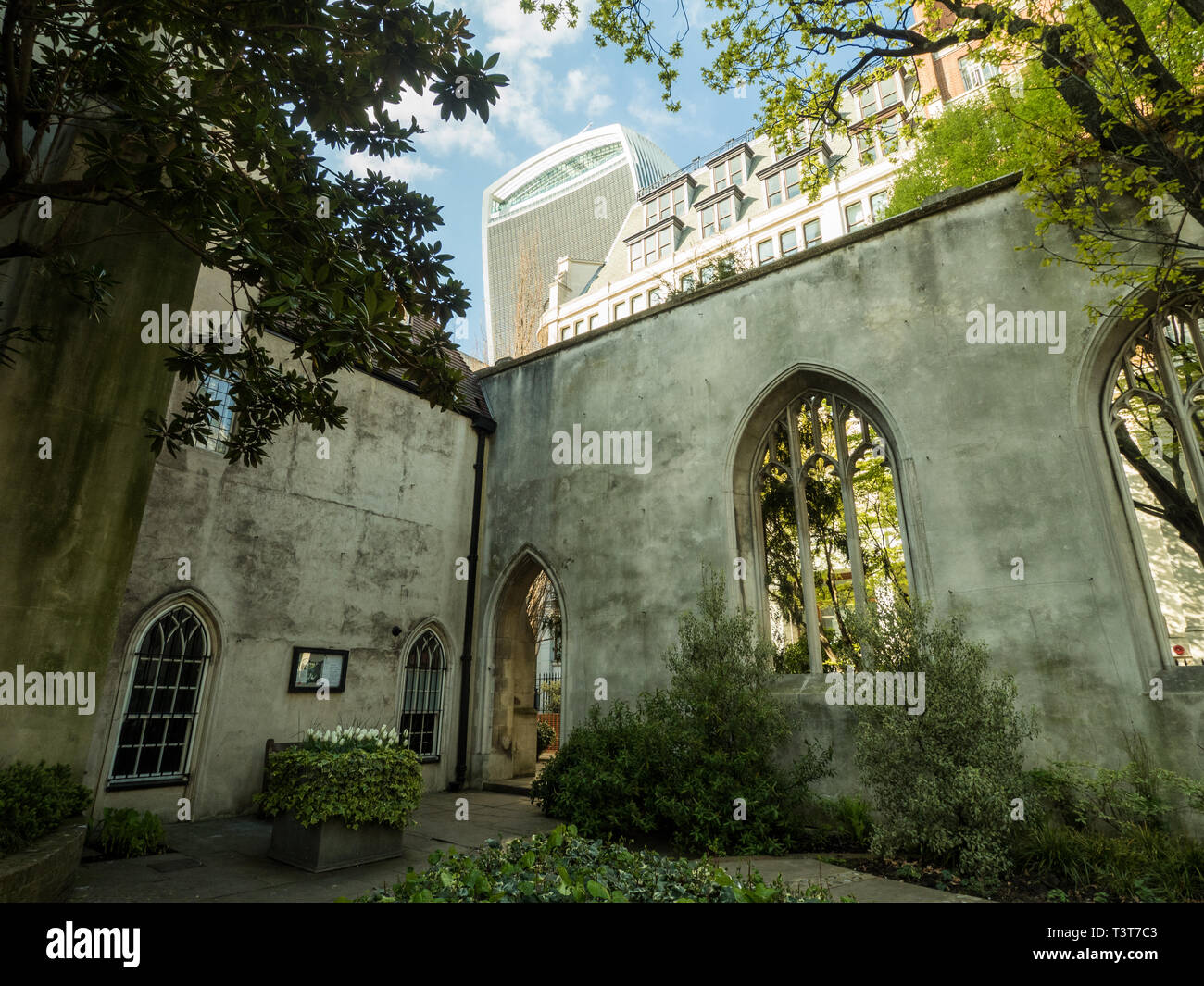 Saint Dunstan dans le jardin de l'église de l'Est, Londres, Angleterre. L'église a été en grande partie détruit pendant la Seconde Guerre mondiale et les ruines sont aujourd'hui un jardin. Banque D'Images