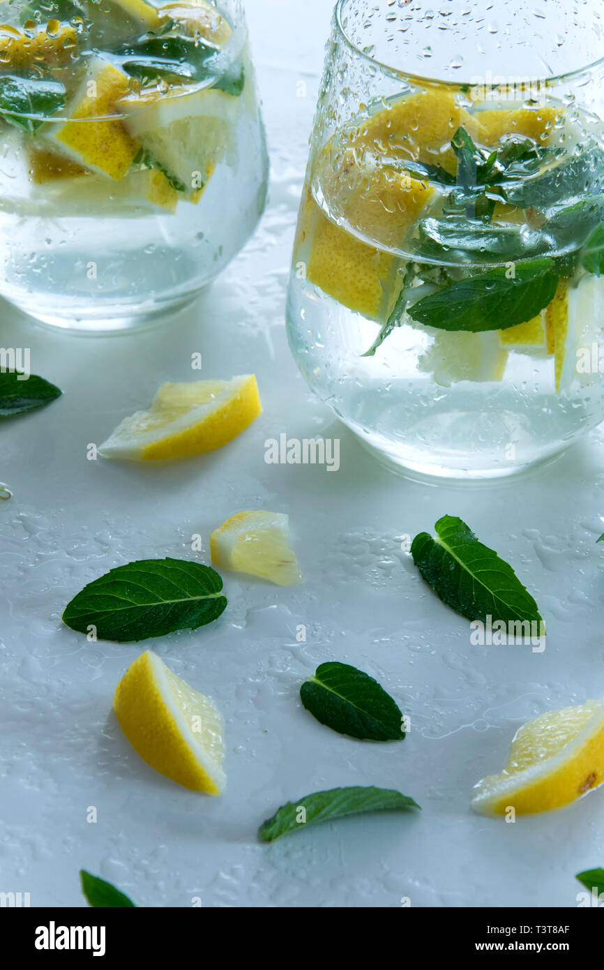 Glace verre à cocktail/rafraîchissement avec des citrons et de menthe Banque D'Images