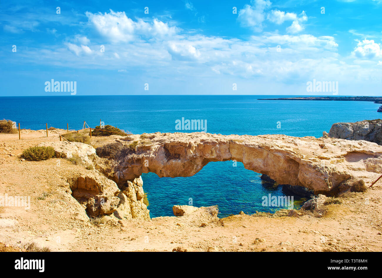 Voir de Cape Greco et célèbre Kamara Tou Koraka, pont naturel de Chypre. Littoral Rock près de Deep blue azure transparente de l'eau. Seascape incroyable. Banque D'Images