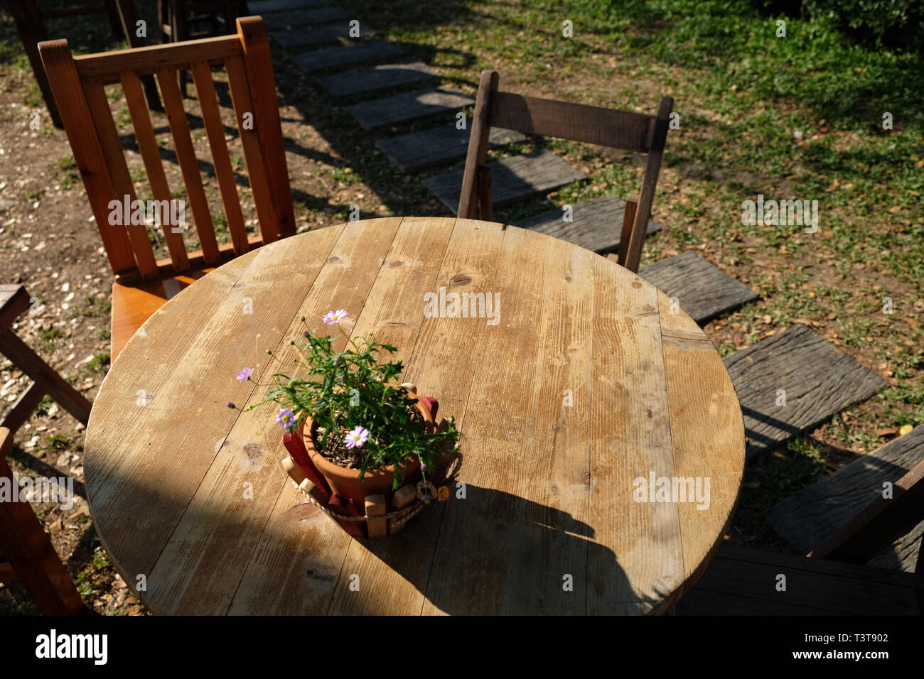 Coin Loisirs avec table et chaises en bois naturel de fond vert de plein air Banque D'Images