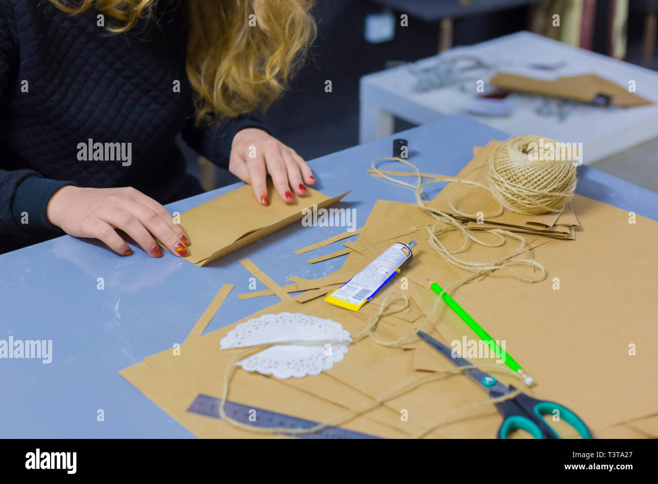Décorateur professionnel femme travaillant avec le papier kraft Banque D'Images