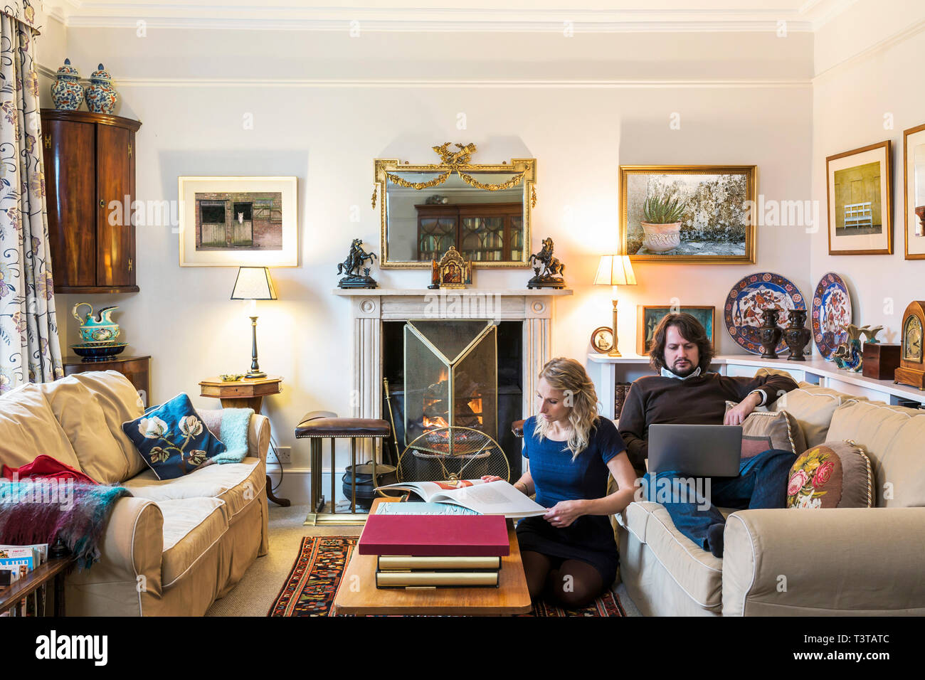 Caucasian couple hanging out in livingroom Banque D'Images
