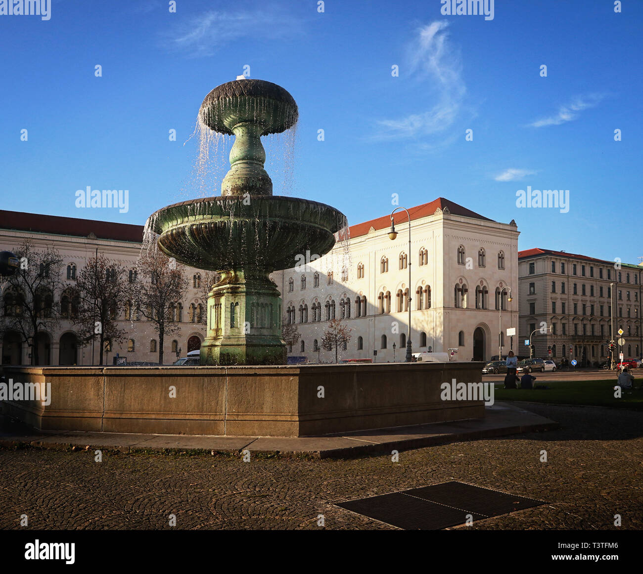 Fontaine à le professeur Huber square à Munich, Allemagne avec les bâtiments de l'université Ludwig Maximilian Banque D'Images