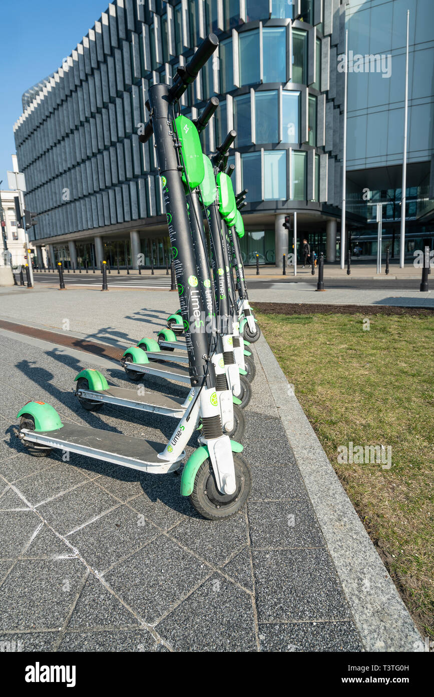 Varsovie, Pologne. Avril, 2019. Certains des scooters électriques de partage sur les rues du centre-ville Banque D'Images
