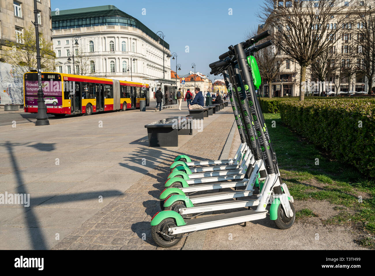 Varsovie, Pologne. Avril, 2019. Certains des scooters électriques de partage sur les rues du centre-ville Banque D'Images