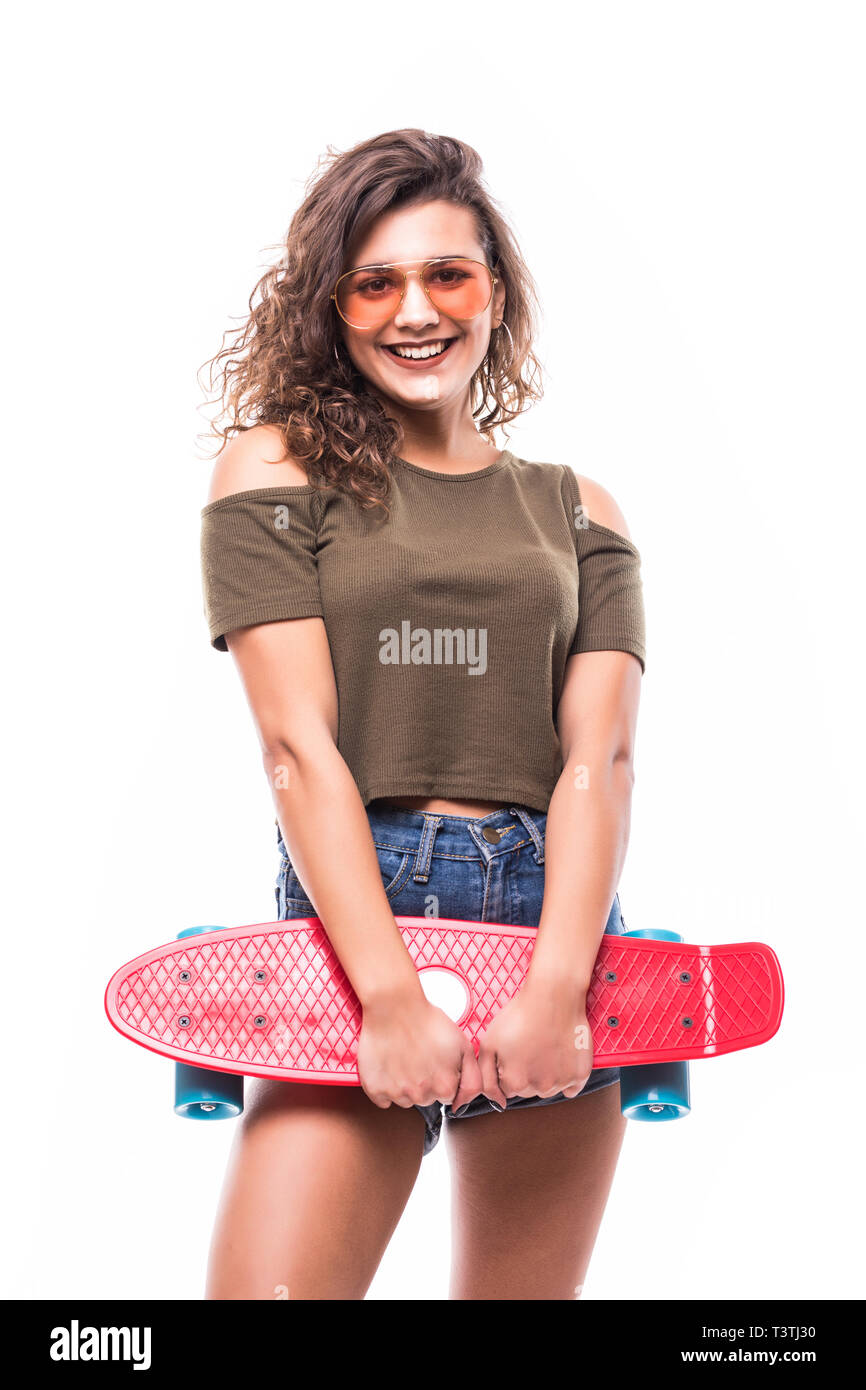 Belle femme avec skater skateboard isolés sur fond blanc Banque D'Images