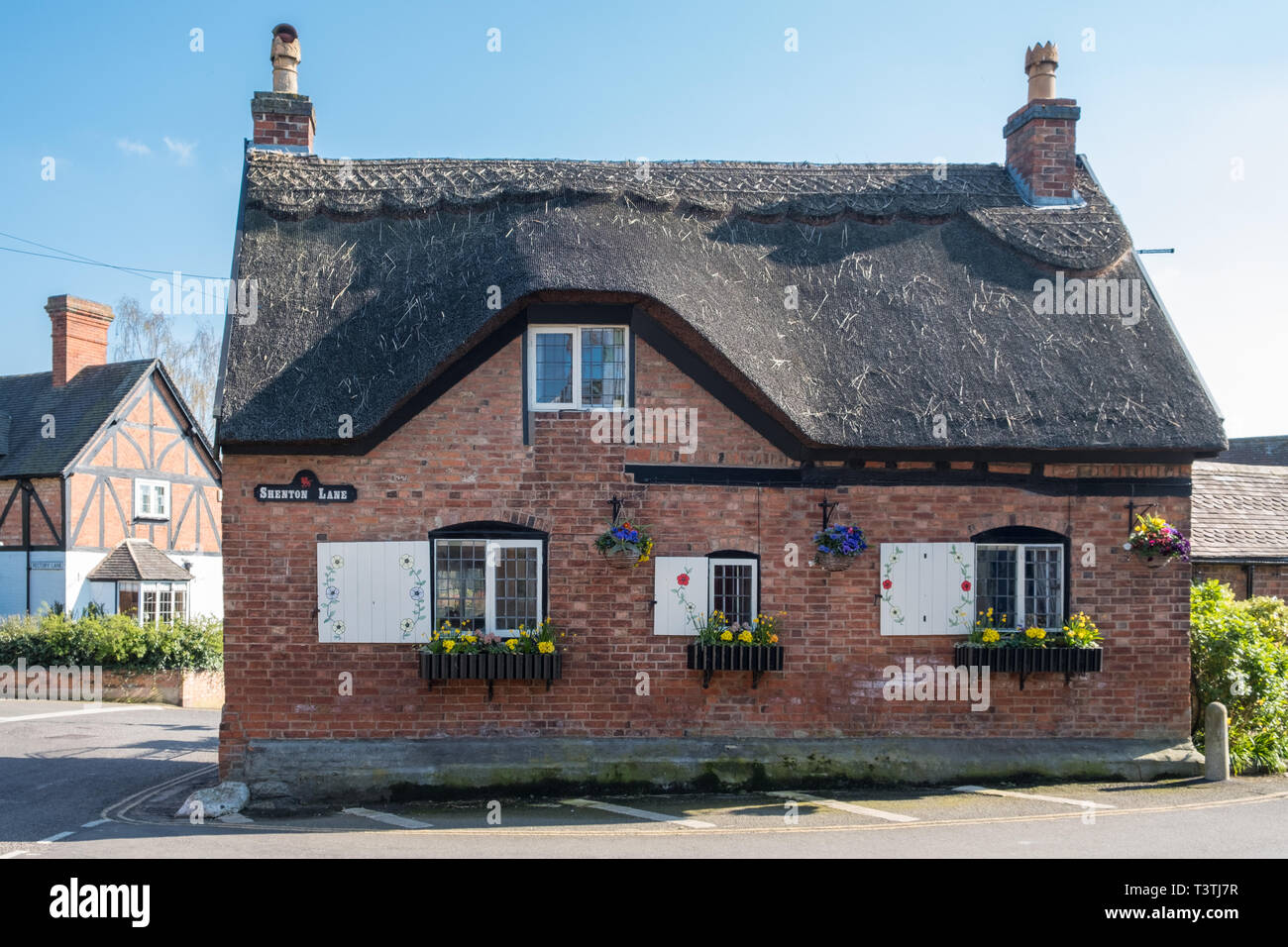 Petite maison au toit de chaume de brique dans le centre historique de la ville de Market Bosworth, Leicestershire, UK Banque D'Images