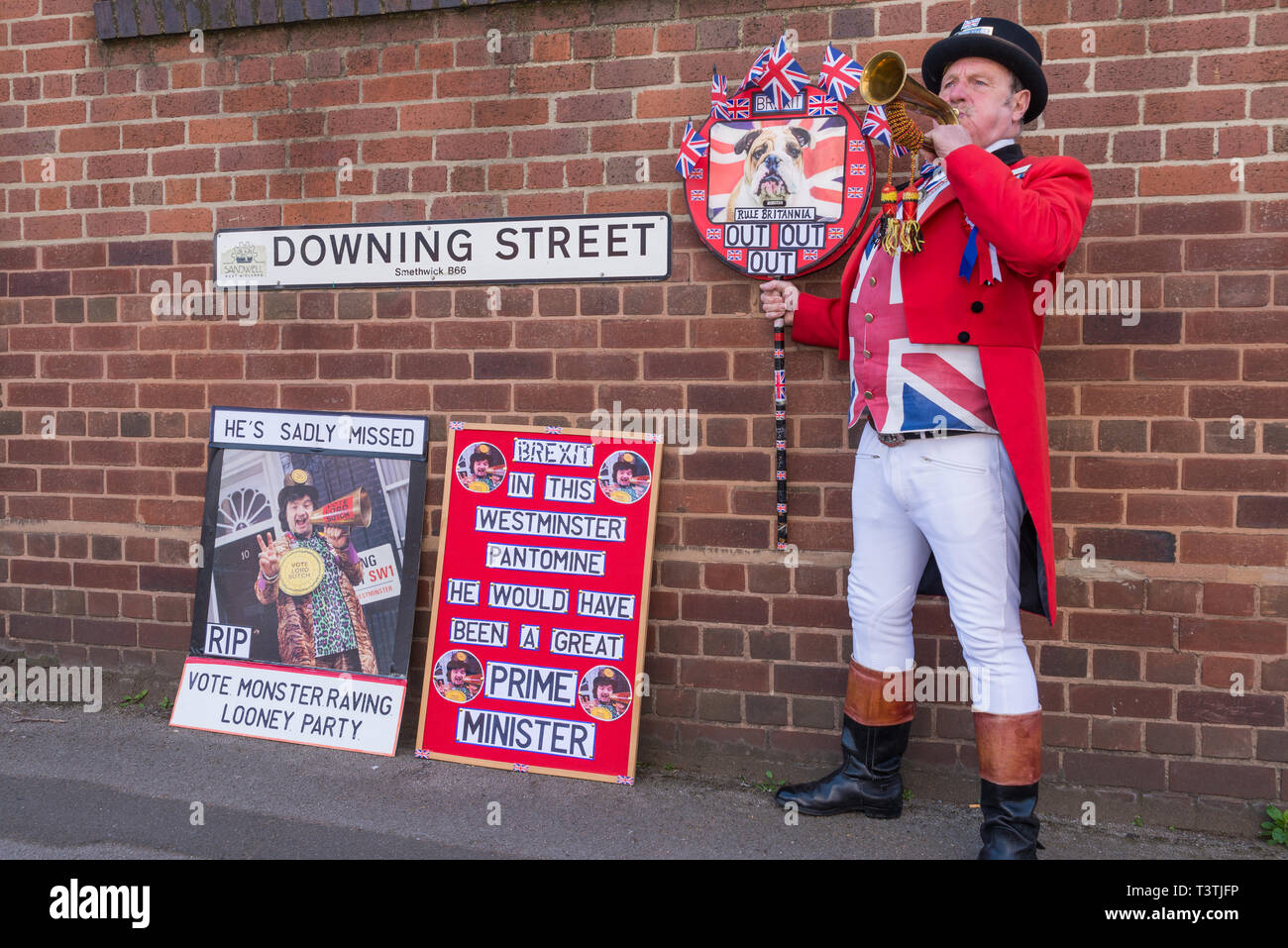 Pro-Brexit protestataire à Downing Street, Smethwick, West Midlands avec affiche de la fin de l'Csreaming Lord Sutch du Monster Raving Loony partie Banque D'Images