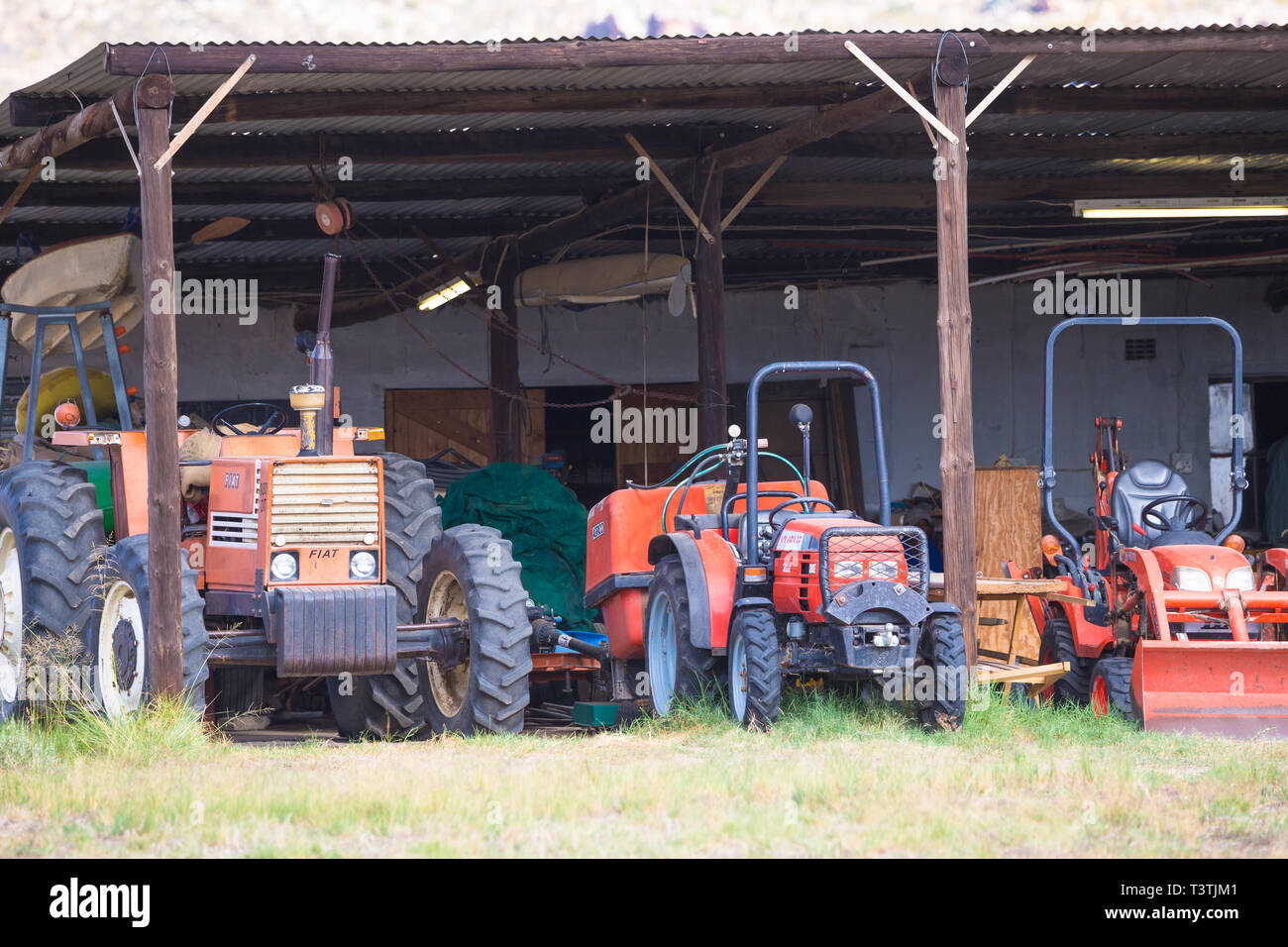 Tracteurs et machines agricoles sous couvert d'une remise sur un wine farm  Photo Stock - Alamy