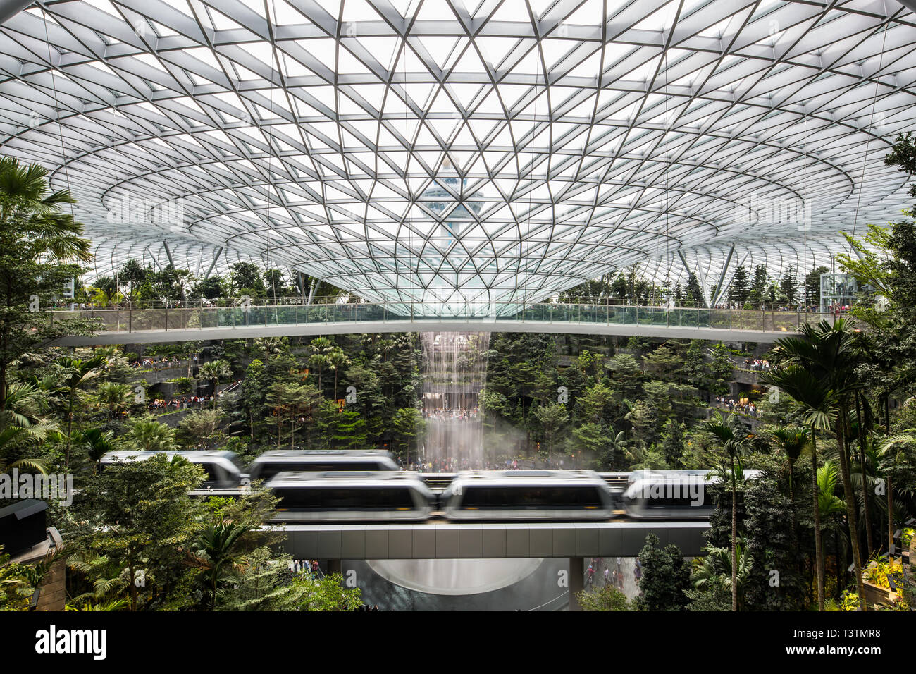 Une vue large de la structure convexe que la pluie waterdown au sous-sol à l'aéroport Changi de Singapour, Jewel Banque D'Images
