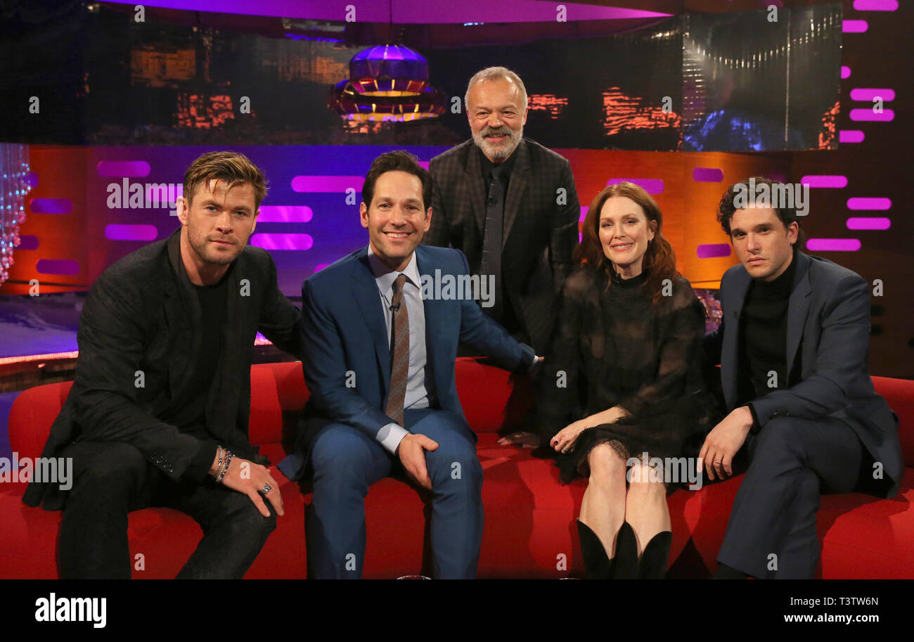 Graham Norton avec l'hôte (assis, de gauche à droite) Chris Hemsworth, Paul Rudd, Julianne Moore, et Kit Harrington pendant le tournage pour le Graham Norton Show à BBC Television Centre 6 Studioworks, Wood Lane, Londres, pour être diffusé sur BBC One le vendredi soir. Banque D'Images