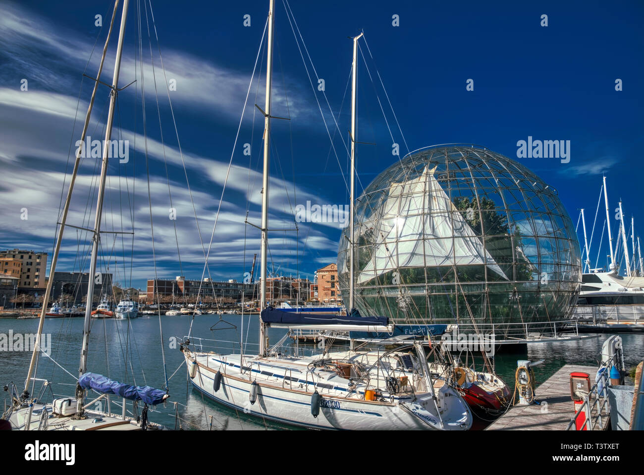 La Biosphère, d'une sphère de verre et d'acier conçu par l'architecte Renzo Piano, dans le vieux port, Gênes, Italie avec bateaux amarrés Banque D'Images