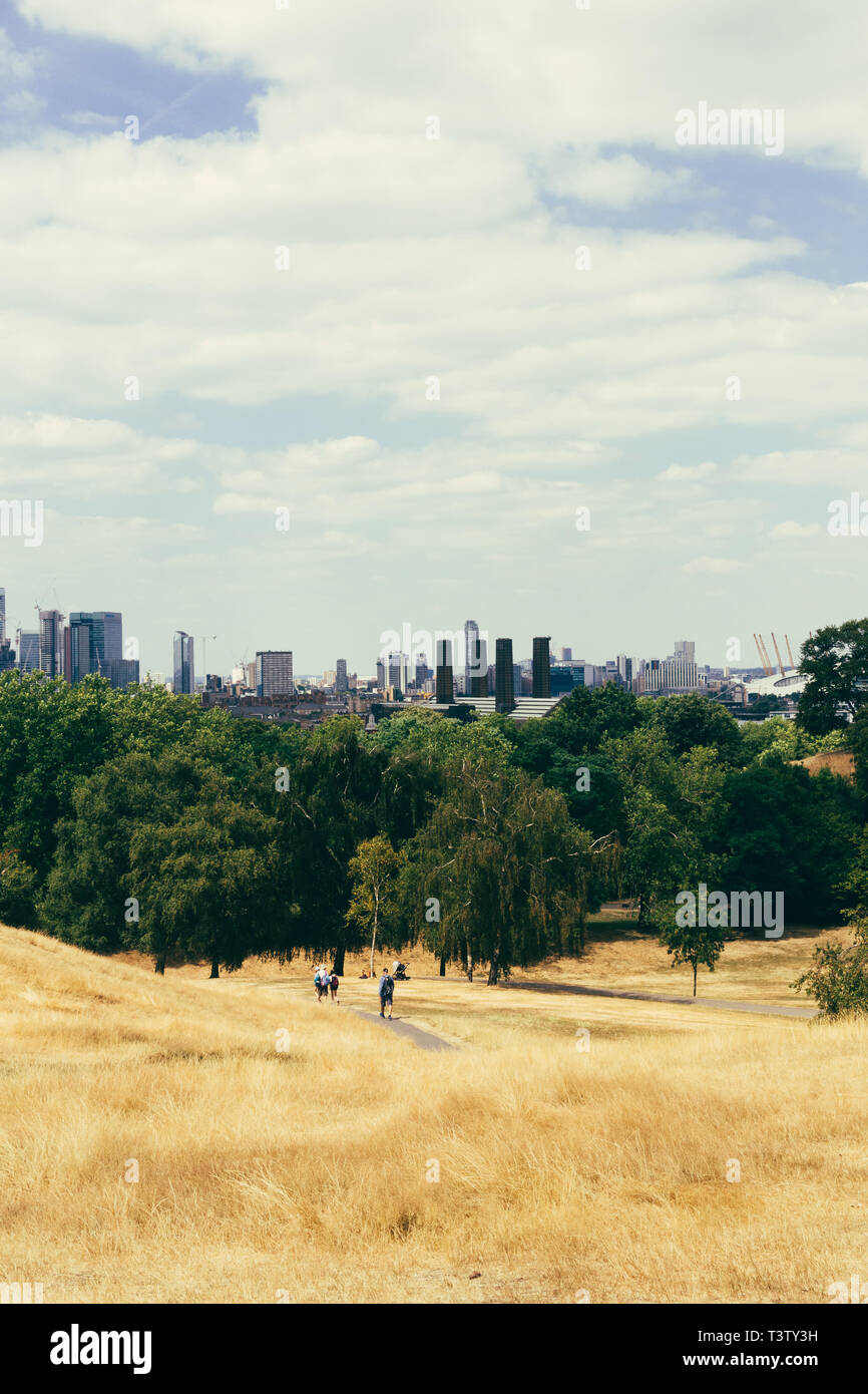 Londres, Royaume-Uni - 23 juillet 2018 : vue de Londres vu depuis le Parc de Greenwich. L'O2 sur la droite. Ce point de vue s'est révélé très populaire avec le visiteur Banque D'Images