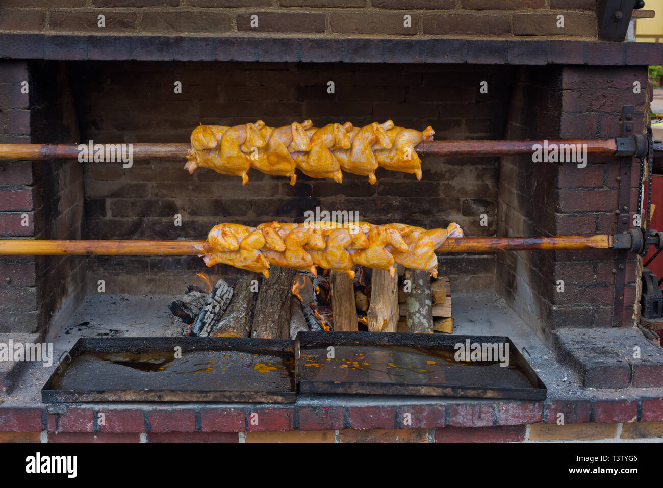 La cuisson du poulet à la broche sur les braises Photo Stock - Alamy