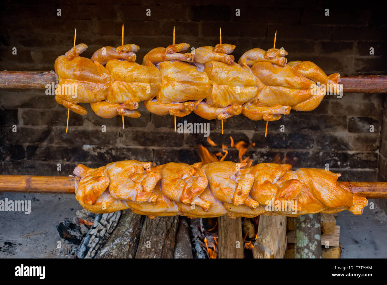 La cuisson du poulet à la broche sur les braises. Close-up Photo Stock -  Alamy