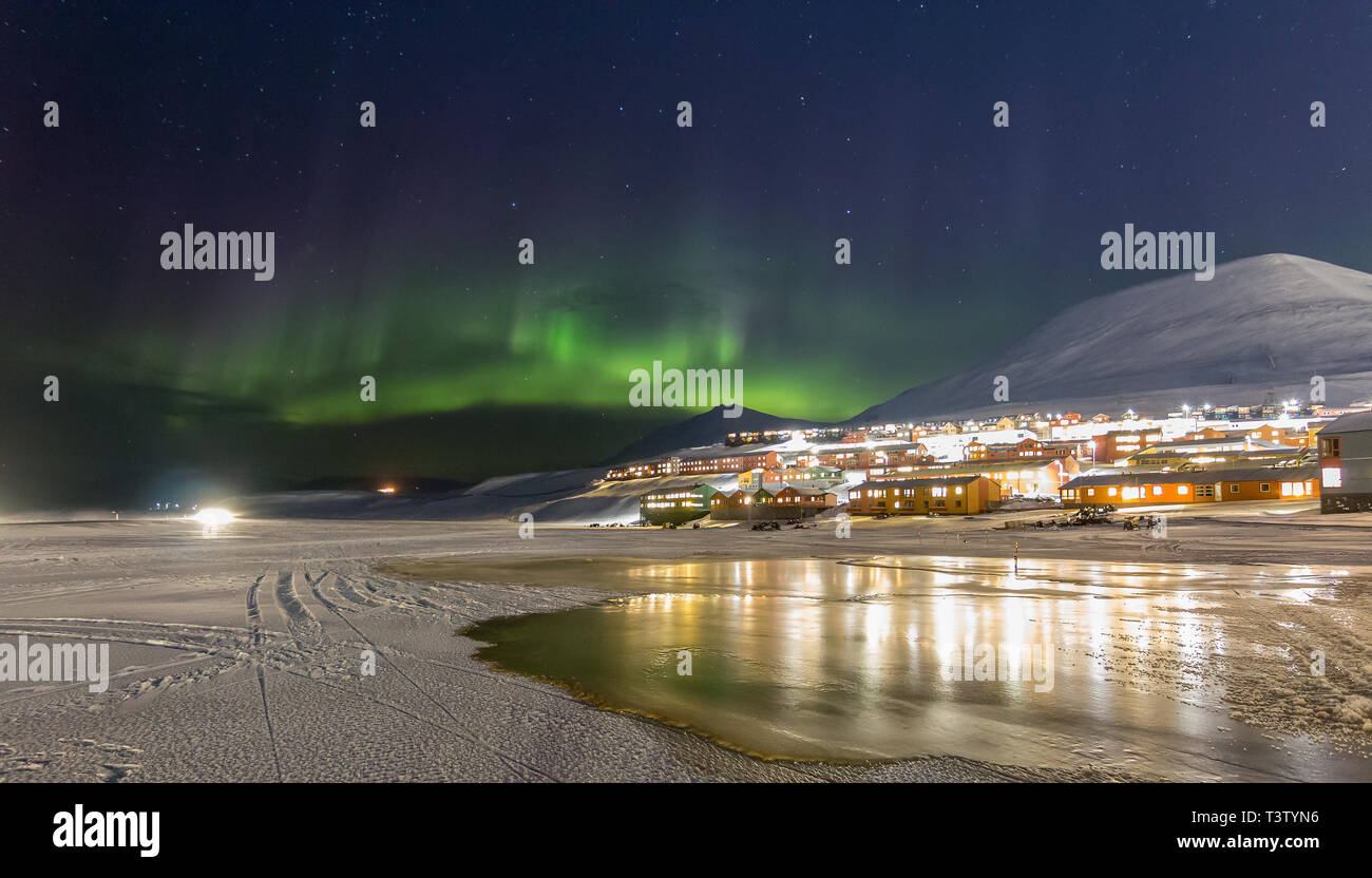 Aurore boréale au-dessus de la ville de Longyearbyen Svalbard Banque D'Images