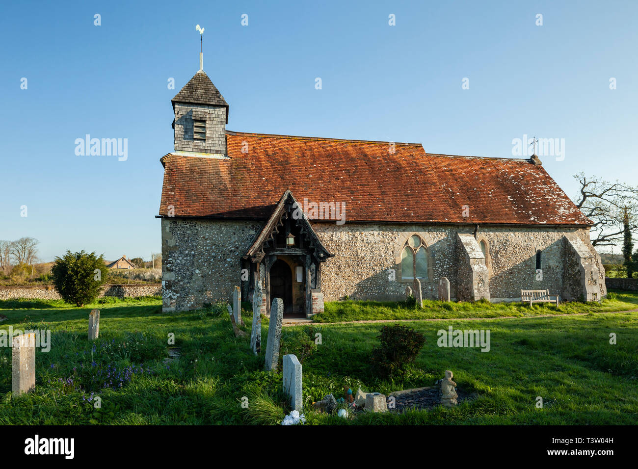 Matin de printemps à l'église St Mary à Binsted village, West Sussex, Angleterre. Banque D'Images