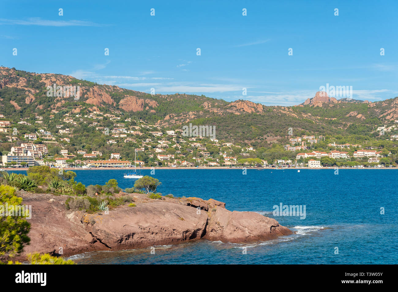 Küstenlandschaft mit dem Gebirge Massif de l'Esterel, Saint-Raphaël, Var, Provence-Alpes-Côte d'Azur, Frankreich, Europa | Paysage côtier avec le Massif de Banque D'Images