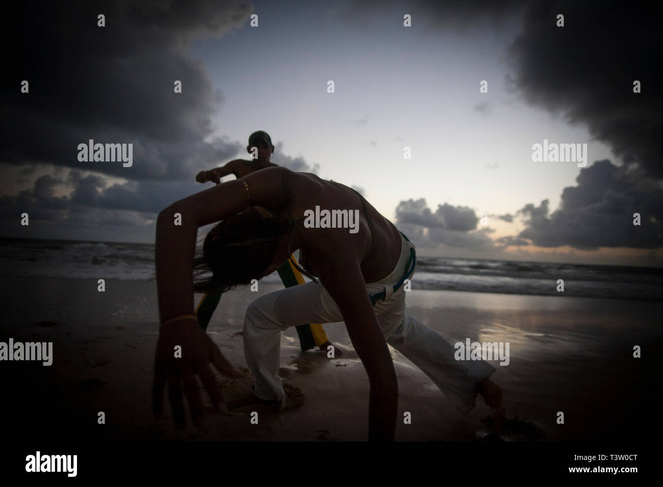 La capoeira, un art martial brésilien qui combine des éléments de danse, acrobatie et musique, et est généralement considéré comme un jeu. Plage de Ponta Negra, Natal, la ville de l'État du Rio Grande do Norte, au Brésil. Banque D'Images