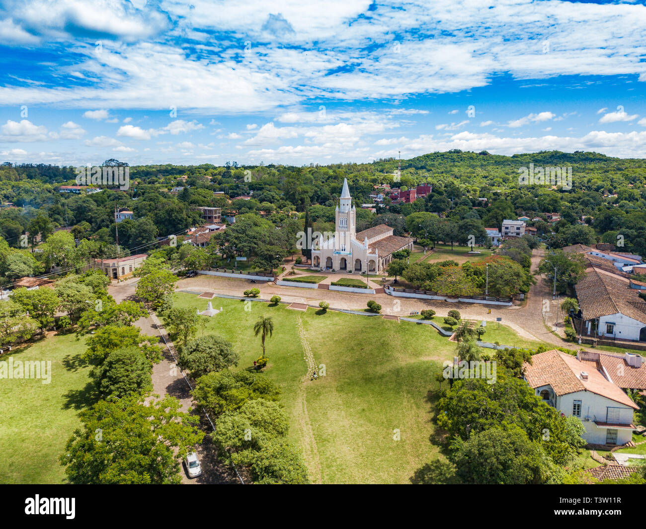 Vue aérienne de l'Eglise catholique "Iglesia Virgen de la Candelaria" d'Aregua au Paraguay Banque D'Images