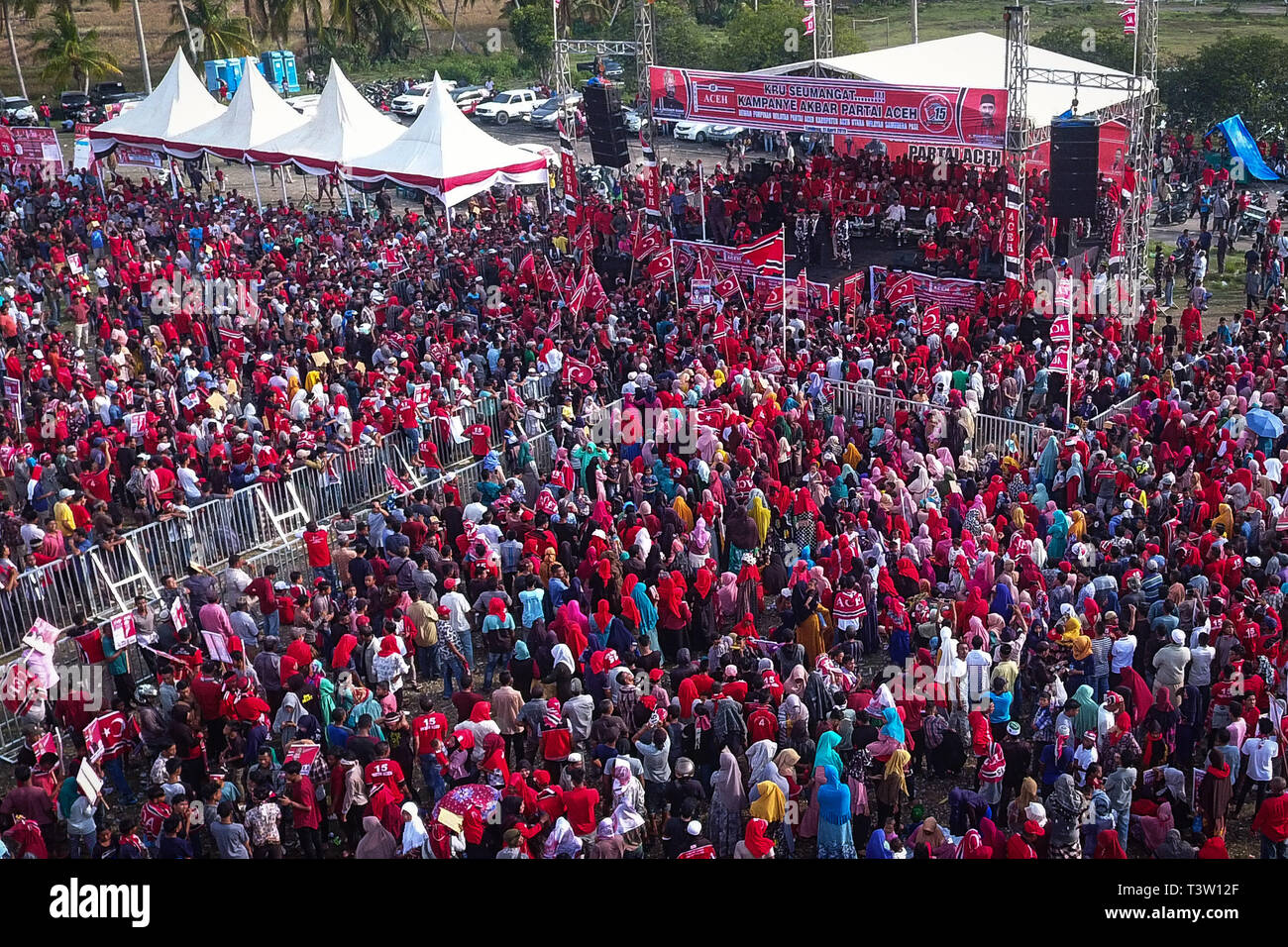 Immense foule de partisans vu pendant la campagne du parti. Aceh a tenu une campagne de parti pour la sélection des provinces, des districts et des villes candidates et candidats législatives dans le Nord d'Aceh, province d'Aceh, en Indonésie. En Indonésie pour les élections présidentielles, vice-présidentielle et législatives les candidats de partis nationaux et parties locales à Aceh aura lieu le 17 avril. Banque D'Images