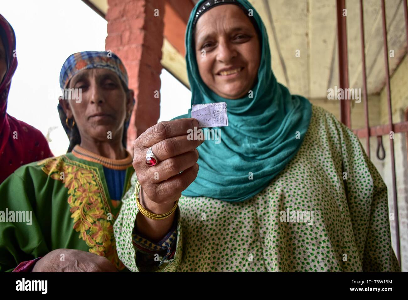 Une femme montre son bulletin de vote comme elle se tient dans une ligne pour voter au bureau de scrutin durant la première phase de l'élection générale dans Shadipora sur 22kms de Srinagar, au Cachemire. La première phase des élections générales a commencé jeudi, avec des bureaux dans 91 circonscriptions réparties dans 18 états et deux territoires de l'union. Le Jammu-et-Cachemire a enregistré 47  %  % de participation jusqu'à 17h, un fonctionnaire électoral a dit. La première phase des élections générales a commencé avec du scrutin dans 91 circonscriptions réparties dans 18 états et deux territoires de l'union. Le Jammu-et-Cachemire a enregistré 47  %  % de participation Banque D'Images