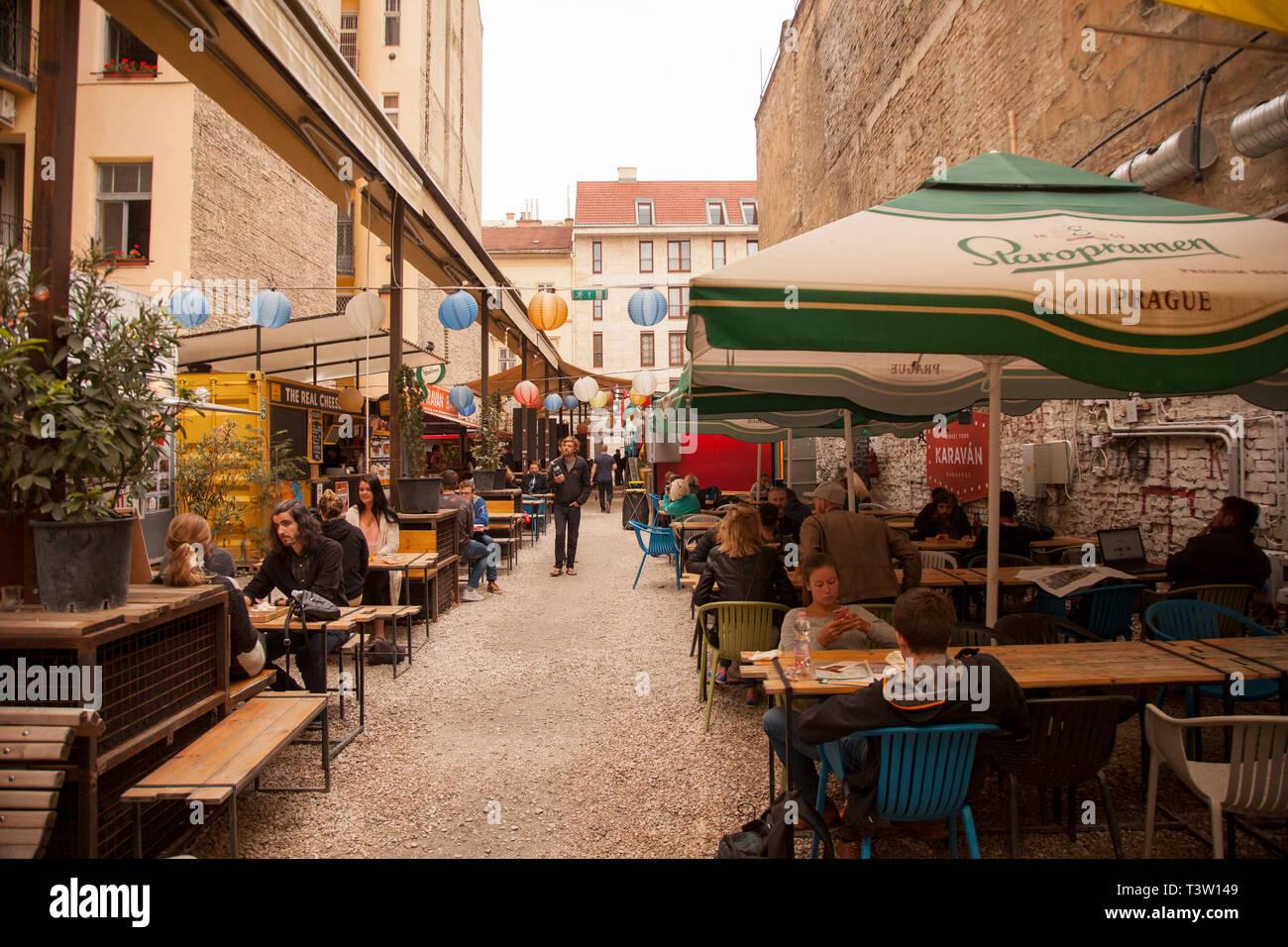 BUDAPEST, HONGRIE - le 20 septembre 2017 : KARAVÁN, situé à côté de Szimpla, est une autre raison pour découvrir Budapest's Rue Kazinczy chaotique. Comprenant Banque D'Images