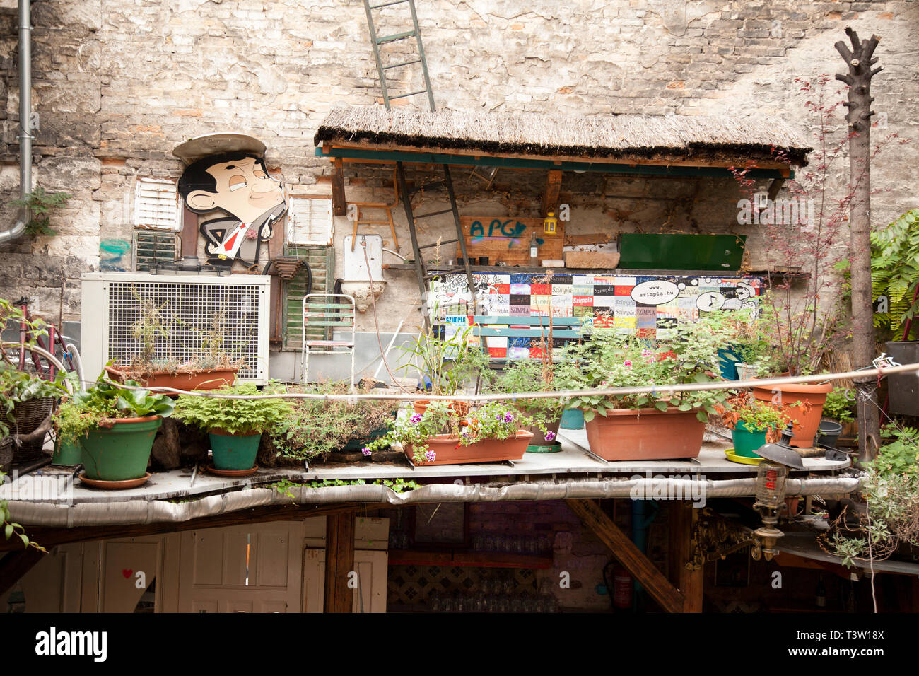 BUDAPEST, HONGRIE - le 20 septembre 2017 : Szimpla Kert énorme et isa pub éclectique avec de vieux éléments discordants & une ancienne voiture Trabant, avec de la musique, de l'alimentation, ma Banque D'Images