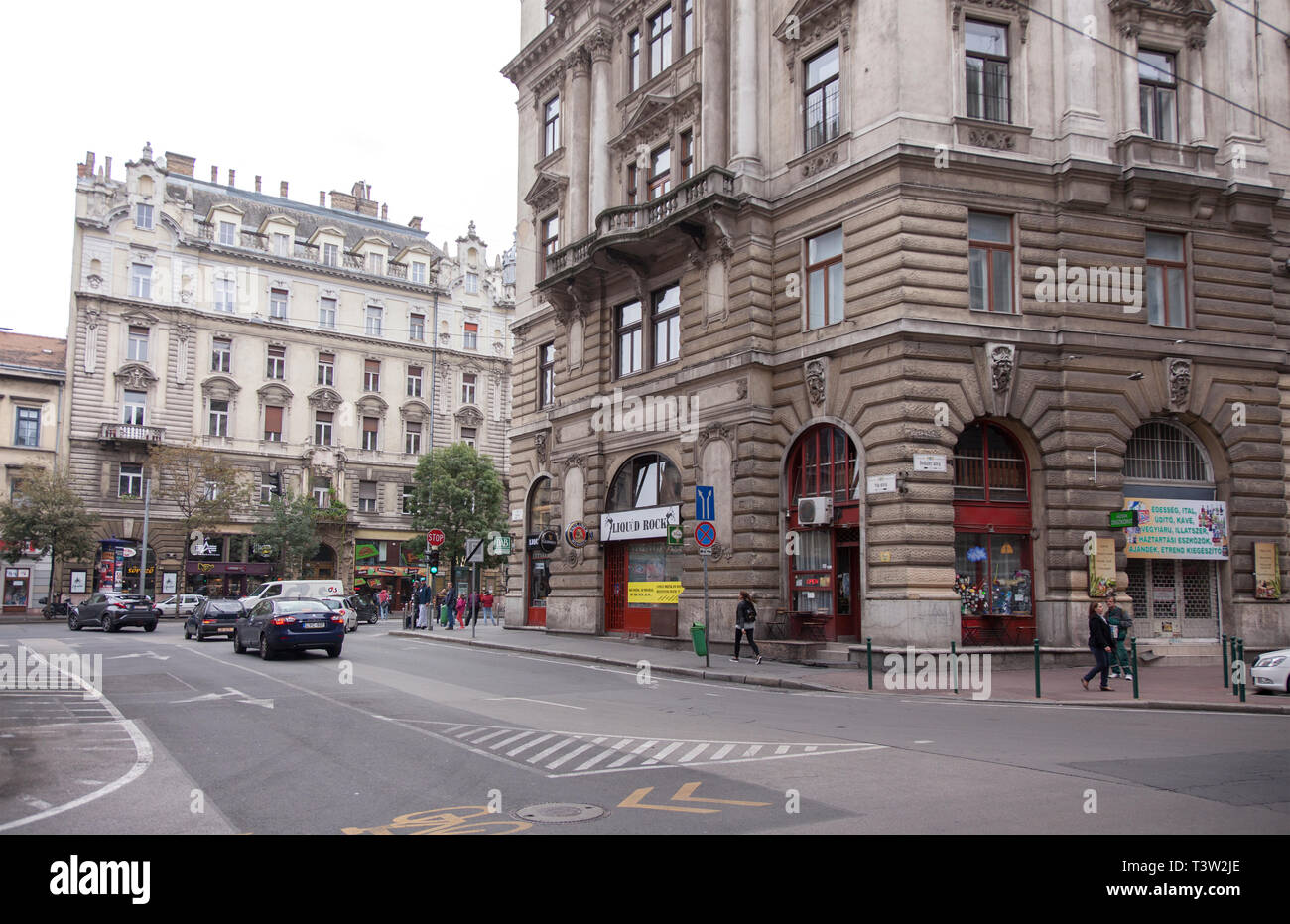 BUDAPEST, HONGRIE - le 20 septembre 2017 : au coin des rues Dohany et Sip à Budapest, Hongrie.Cette région est célèbre pour ses pubs ruine. Banque D'Images