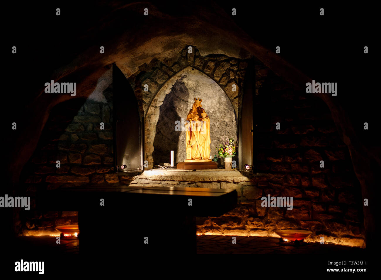 Un sanctuaire de Sainte Barbara dans une grotte sombre Banque D'Images