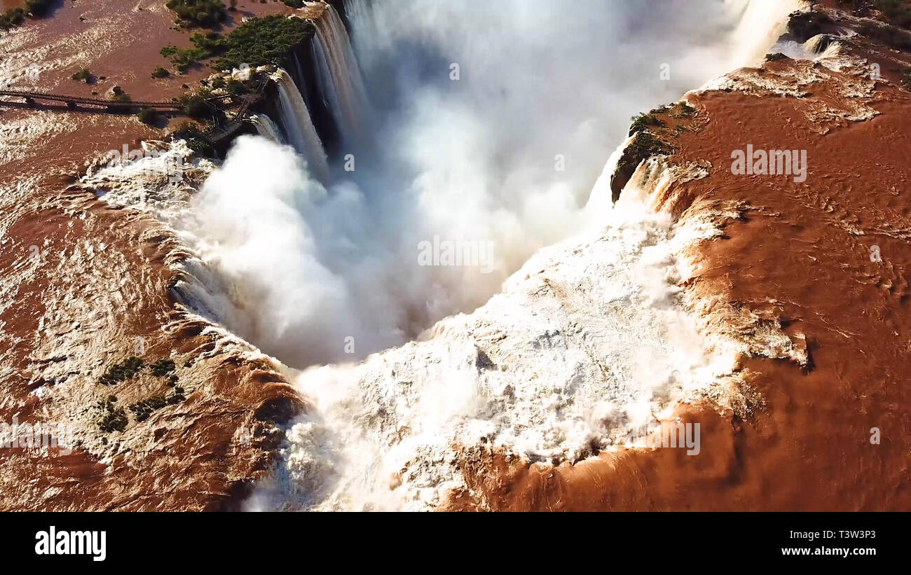Vue aérienne des chutes d'Iguazu. Vue sur la Garganta del Diablo la Gorge du Diable. Banque D'Images