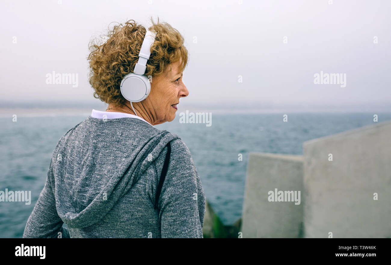 Les hauts de la sportive avec un casque à côté Banque D'Images