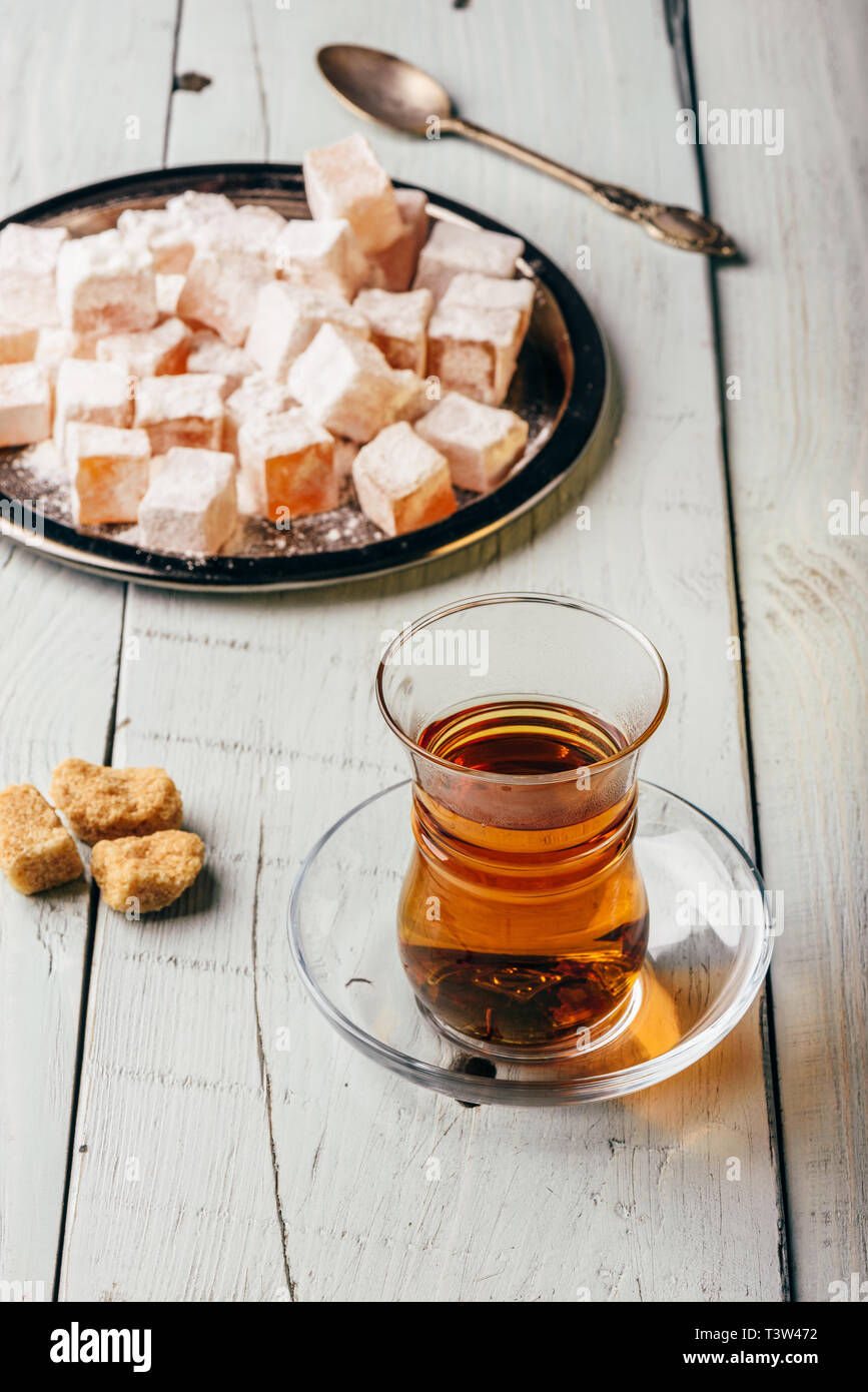 Plateau en verre avec de l'arabe rahat loukoum Lokum plus de surface en bois Banque D'Images