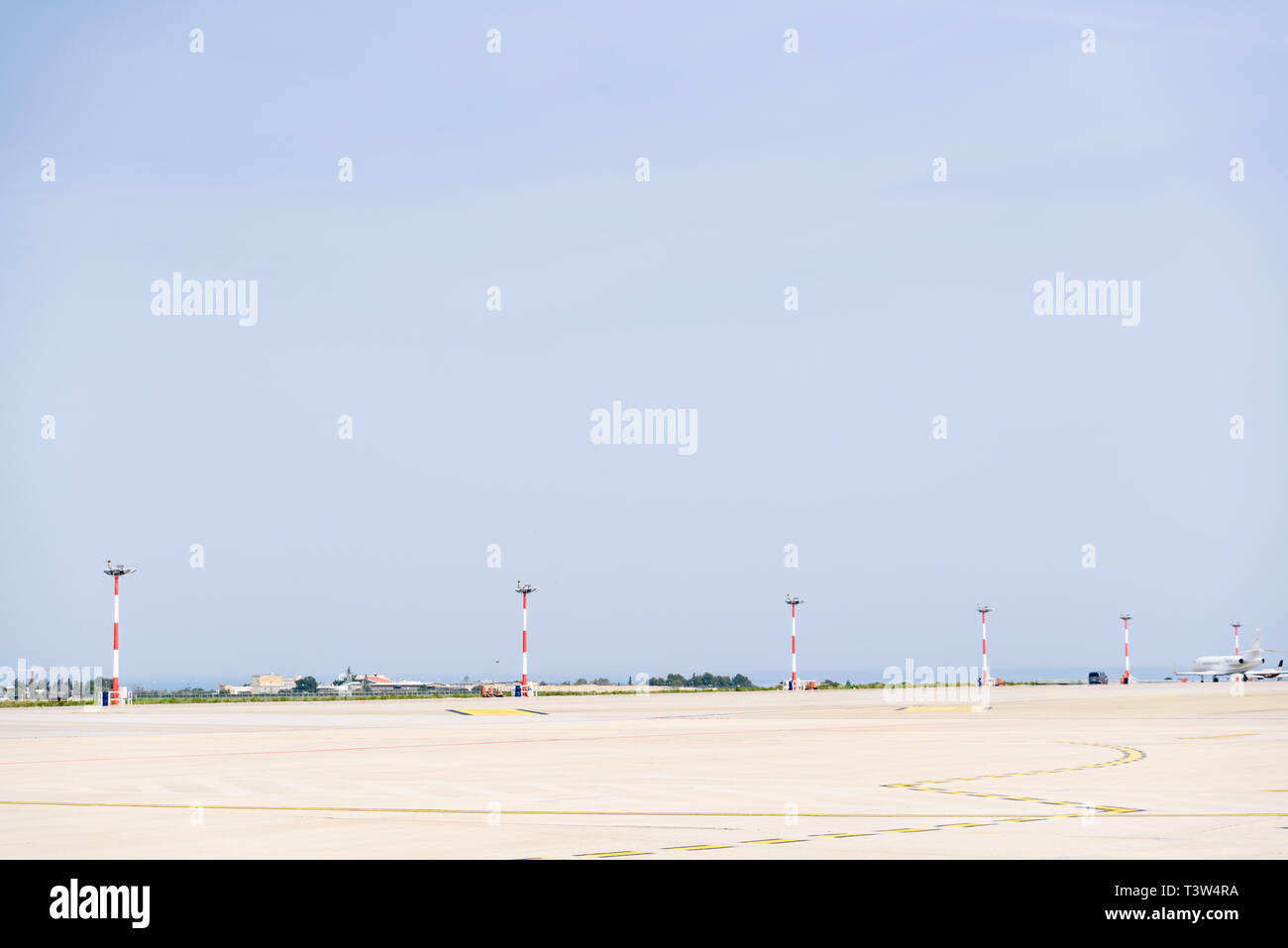 Bari, Italie - 8 mars 2019 : Avion dévalant une piste de l'aéroport. Banque D'Images