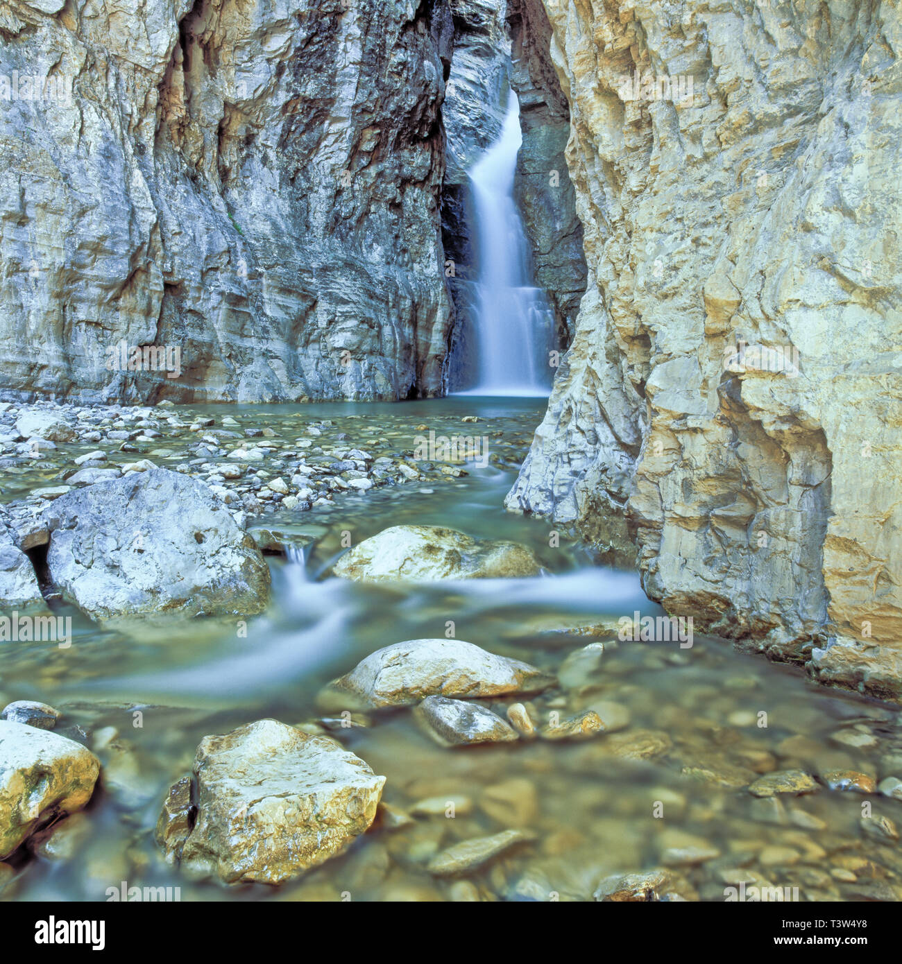 Cascade sur le ruisseau boueux dans un canyon le long de la rocky mountain/près de bynum, Montana Banque D'Images