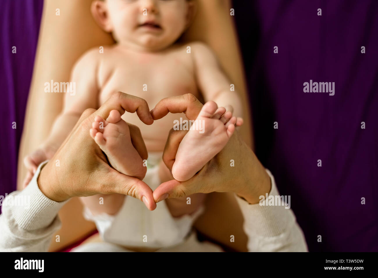 Maman De Prendre Une Forme De Coeur Avec Les Pieds De Son Nouveau Ne Photo Stock Alamy