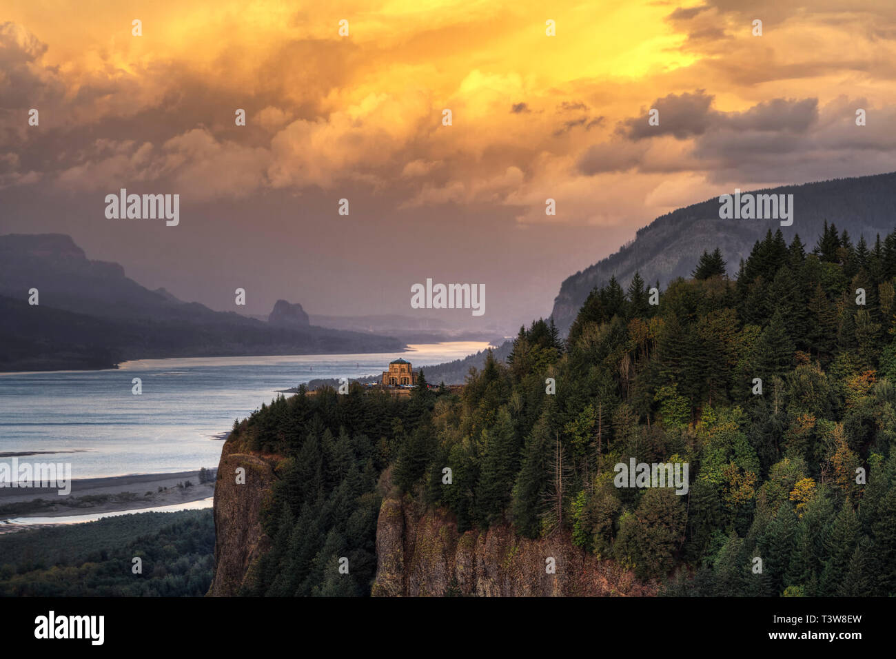 Couleurs de l'automne début à la dot de la colline entourant la Vista Chambre le point de la Couronne dans l'Oregon. Banque D'Images