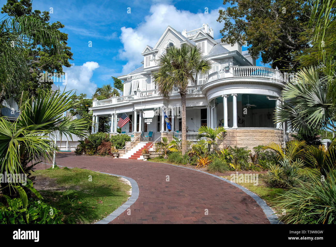 Vintage white mansion à Key West en Floride avec allée en brique et de palmiers Banque D'Images