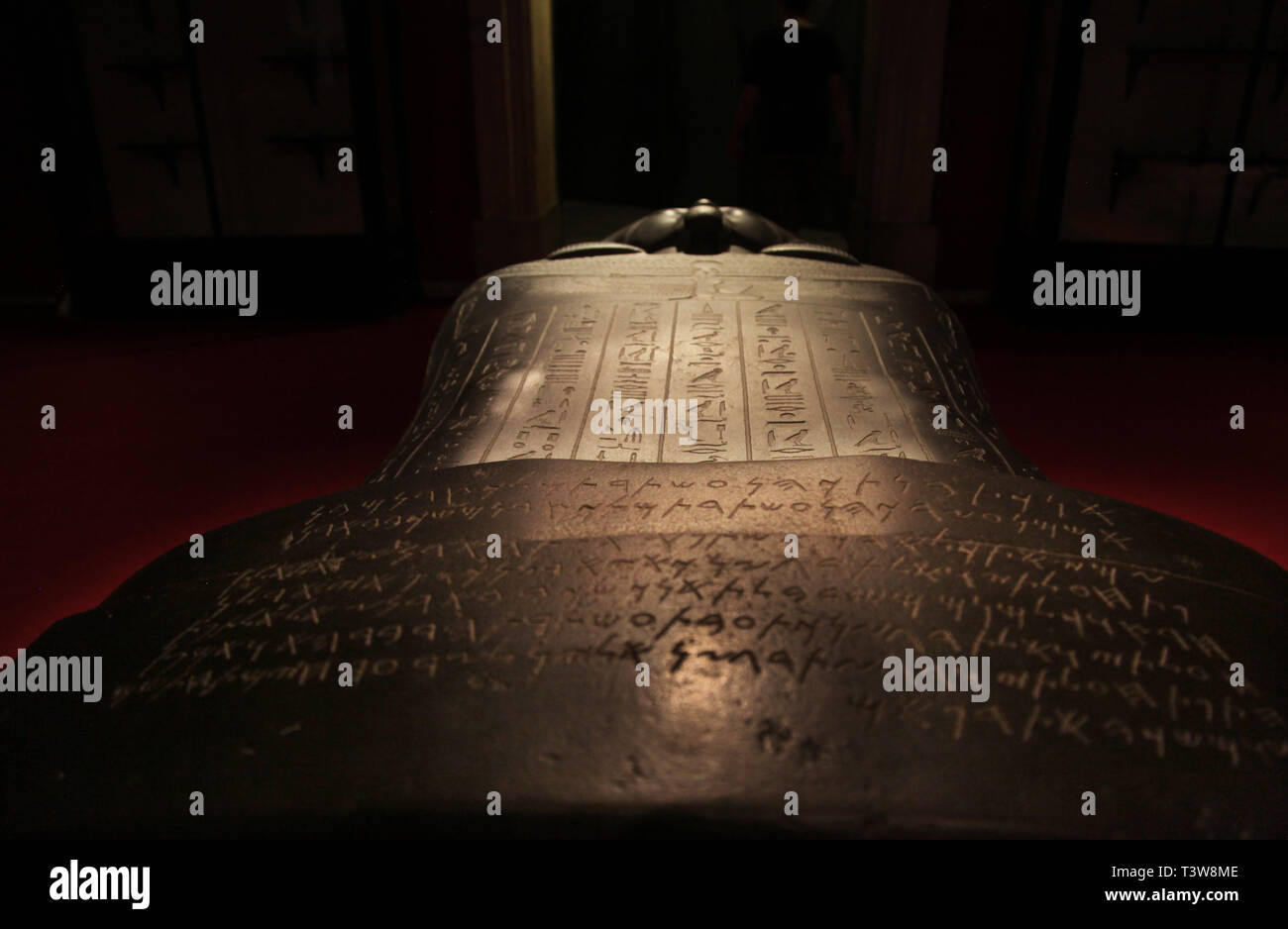 Hiéroglyphe écrit sur le roi Sidonian Tabnit sarcophage au Musée Archéologique d'Istanbul à Istanbul, Turquie. Banque D'Images