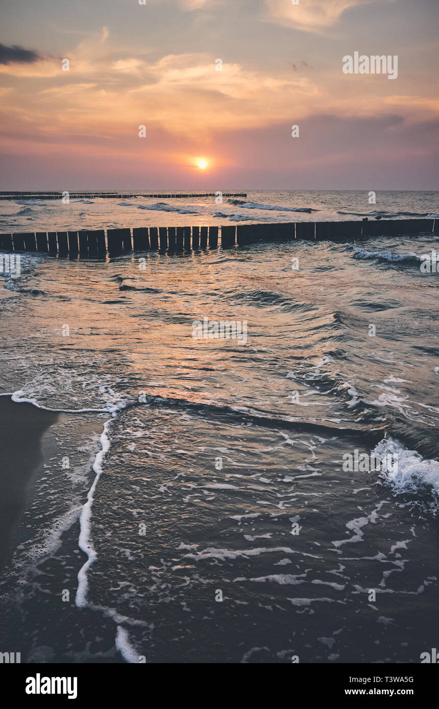 Tons couleur scenic coucher de soleil sur la mer Baltique, la Pologne. Banque D'Images