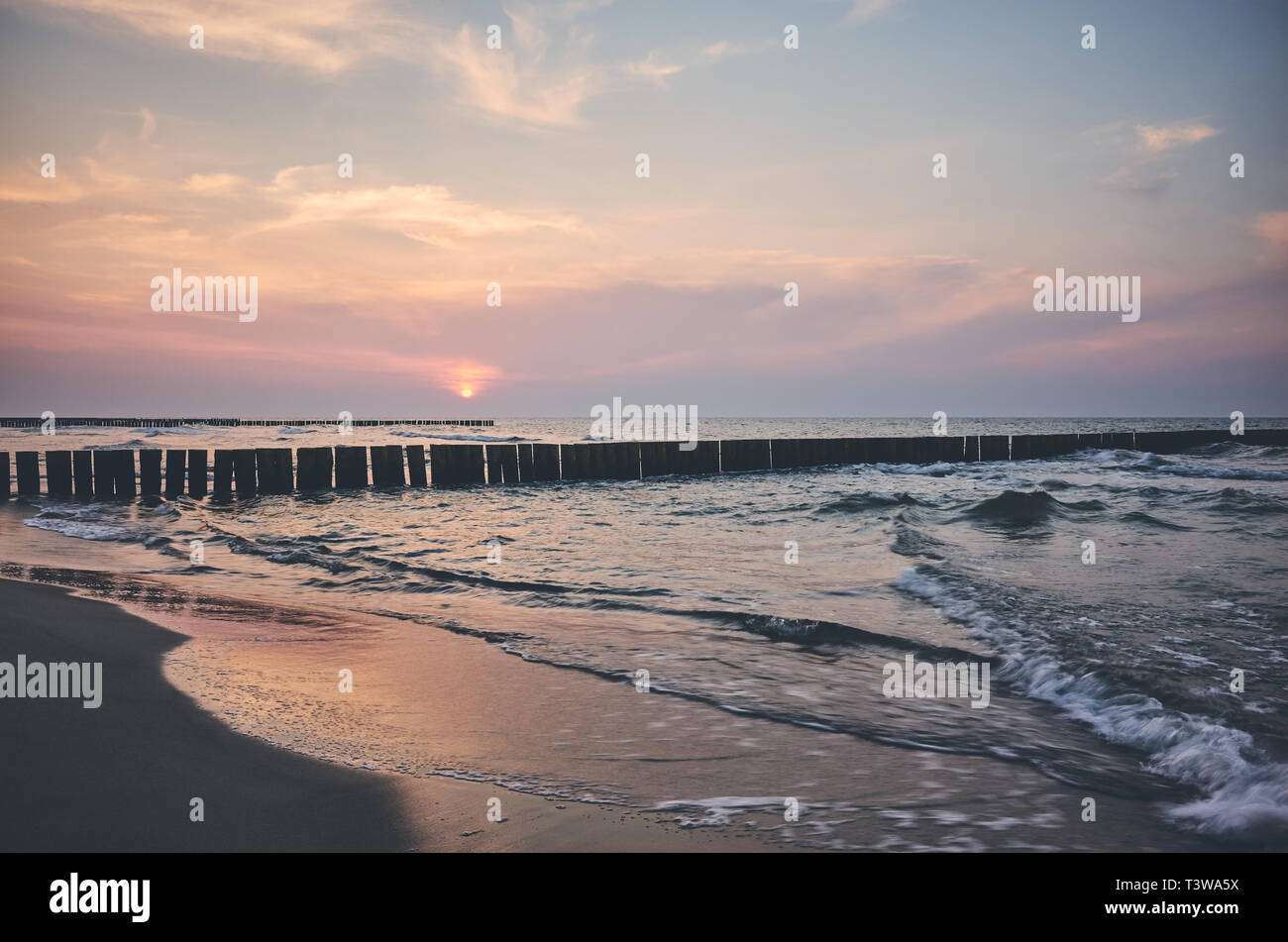 Tons couleur scenic coucher de soleil sur la mer Baltique, la Pologne. Banque D'Images