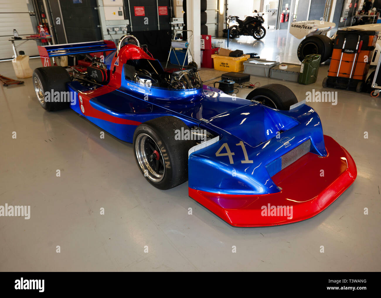 Vue de David Mercer's Bleu et Rouge, 1978, 78mars B Formule 2, Voiture historique dans la fosse International Garages, au cours de la 2019 Silverstone Classic Media/Journée test Banque D'Images