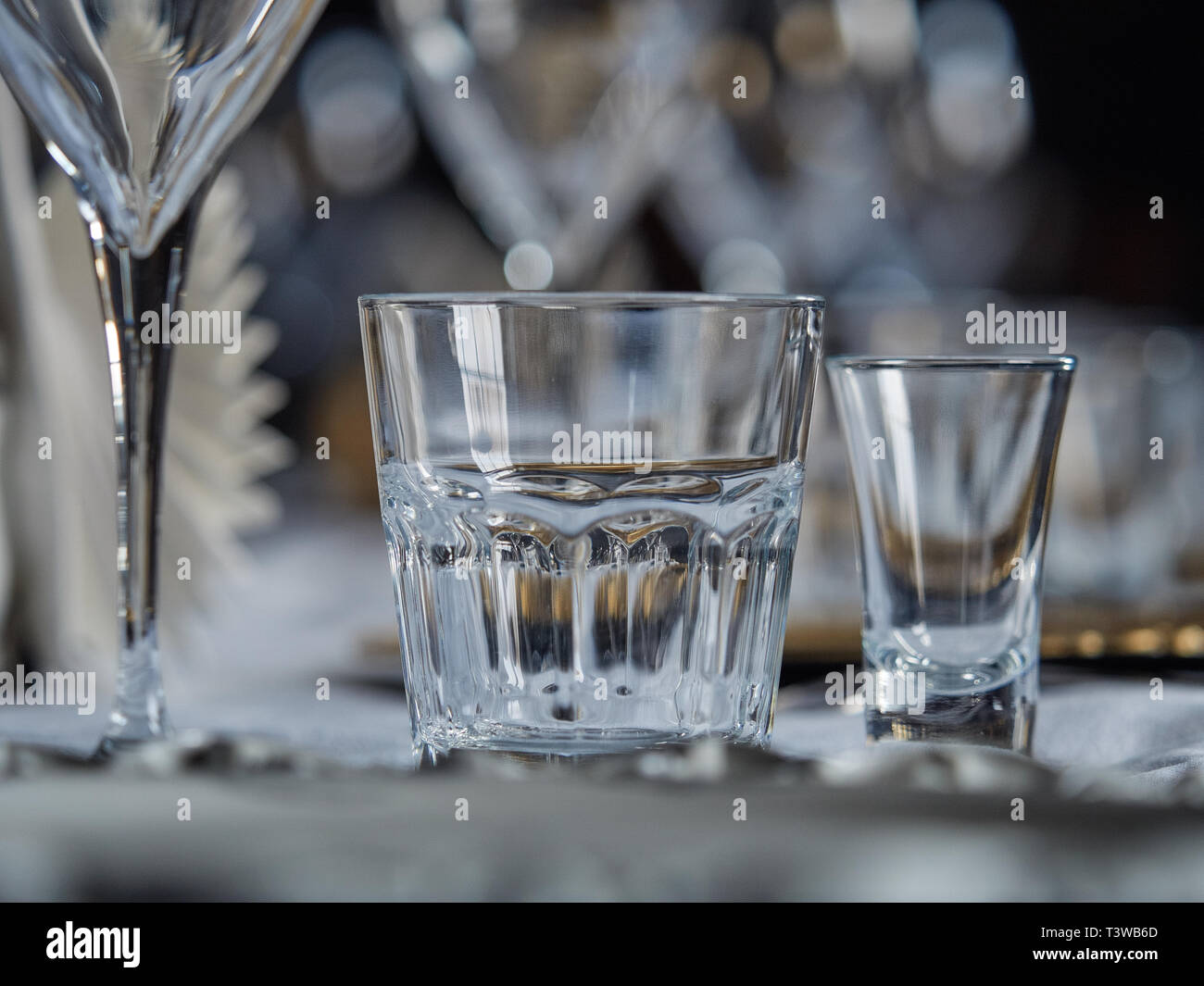 Divers verres en verre sont mis sur la table dans le restaurant. Banque D'Images