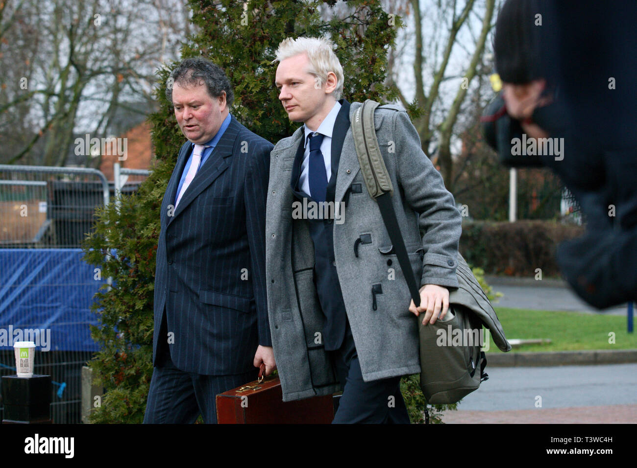 Le fondateur de Wikileaks Julian Assange arrive au tribunal d'instance de Belmarsh, avec l'avocat Mark Stephens, de lutte contre l'extradition vers la Suède. Londres. 11.01.2011. Banque D'Images