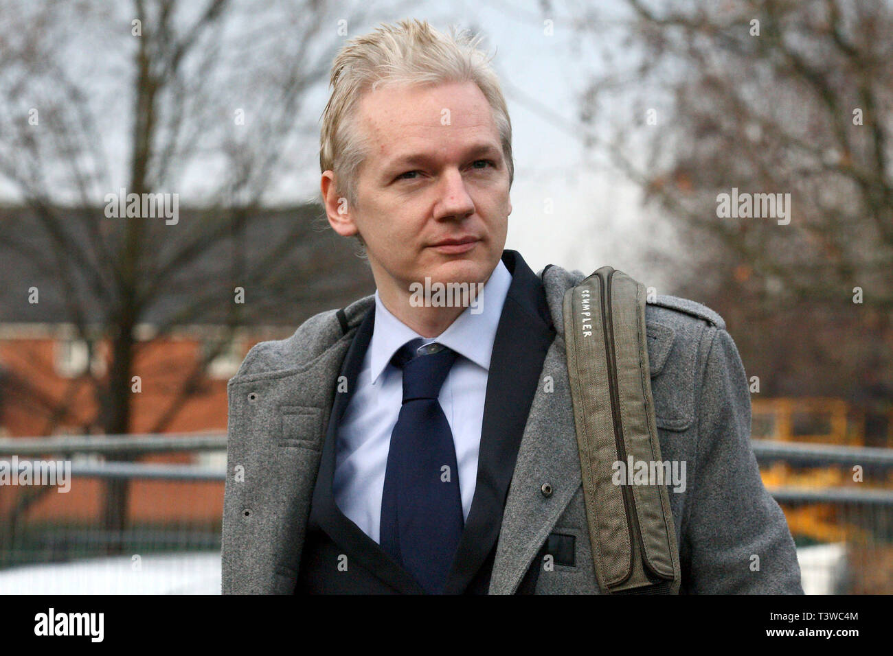 Le fondateur de Wikileaks Julian Assange arrive au tribunal d'instance Belmarsh pour lutter contre l'extradition vers la Suède. Londres. 11.01.2011. Banque D'Images