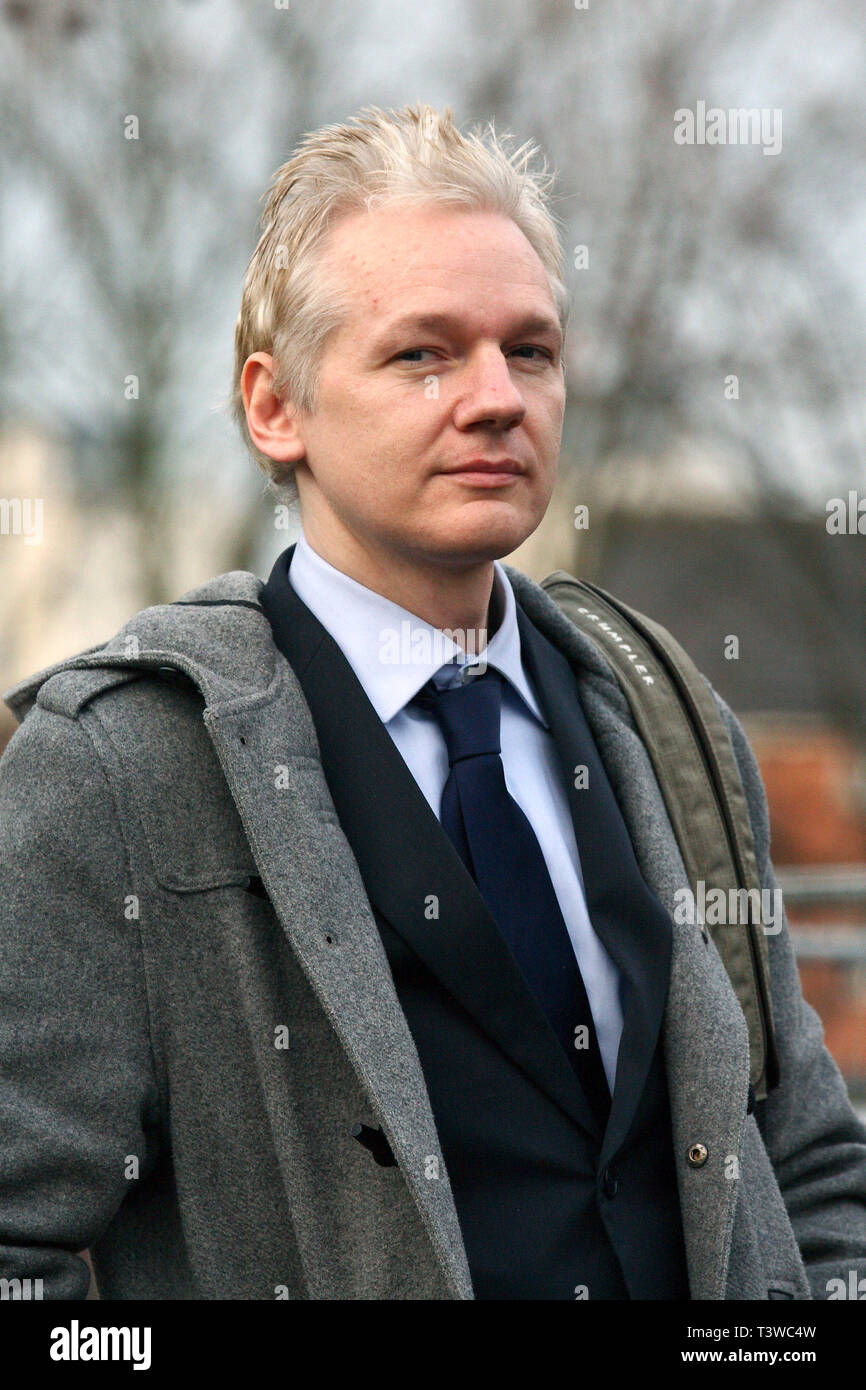 Le fondateur de Wikileaks Julian Assange arrive au tribunal d'instance Belmarsh pour lutter contre l'extradition vers la Suède. Londres. 11.01.2011. Banque D'Images
