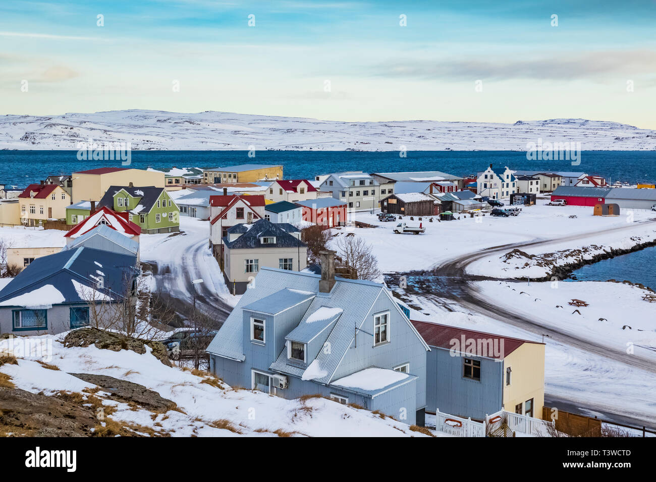 Vue depuis l'église luthérienne sur une colline du village de Hólmavík Islande Westfjords dans la propriété de [Pas de libération ; disponible pour editorial licensin Banque D'Images