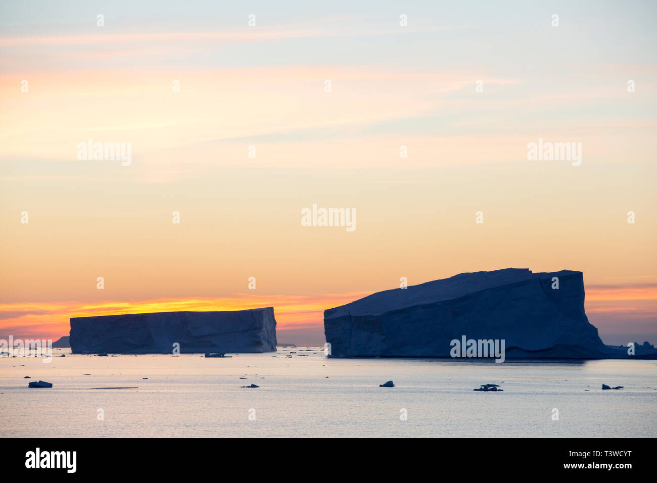 La glace de mer et des icebergs dans l'Antarctique Sound, mer de Weddell, l'Antarctique au crépuscule. Banque D'Images