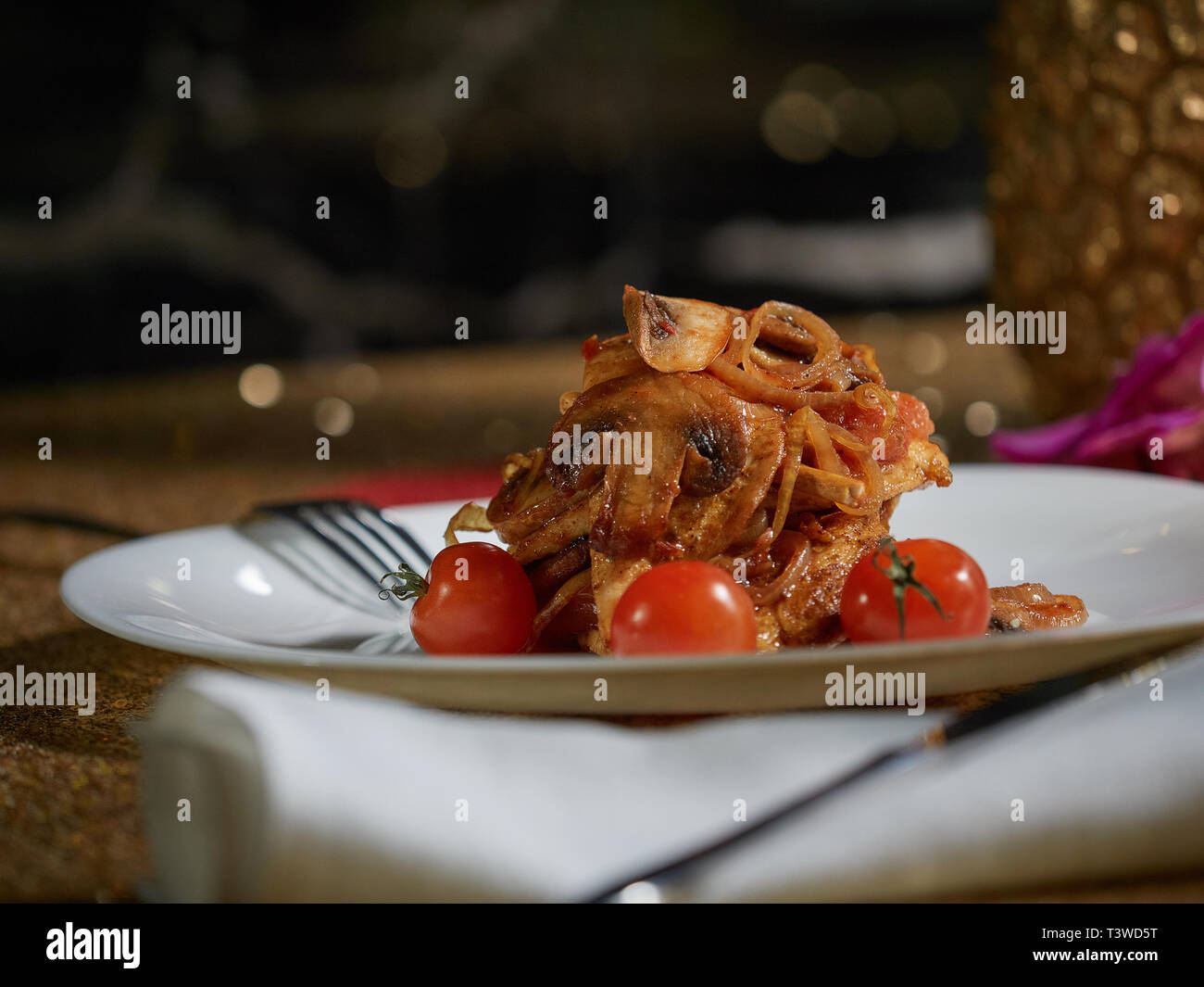 Les petites coupes de viande cuite avec les champignons et les oignons frits sont servis à la table pour le dîner. Banque D'Images