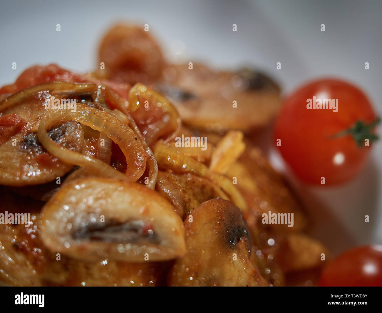 Les petites coupes de viande cuite avec les champignons et les oignons frits sont servis à la table pour le dîner. Banque D'Images